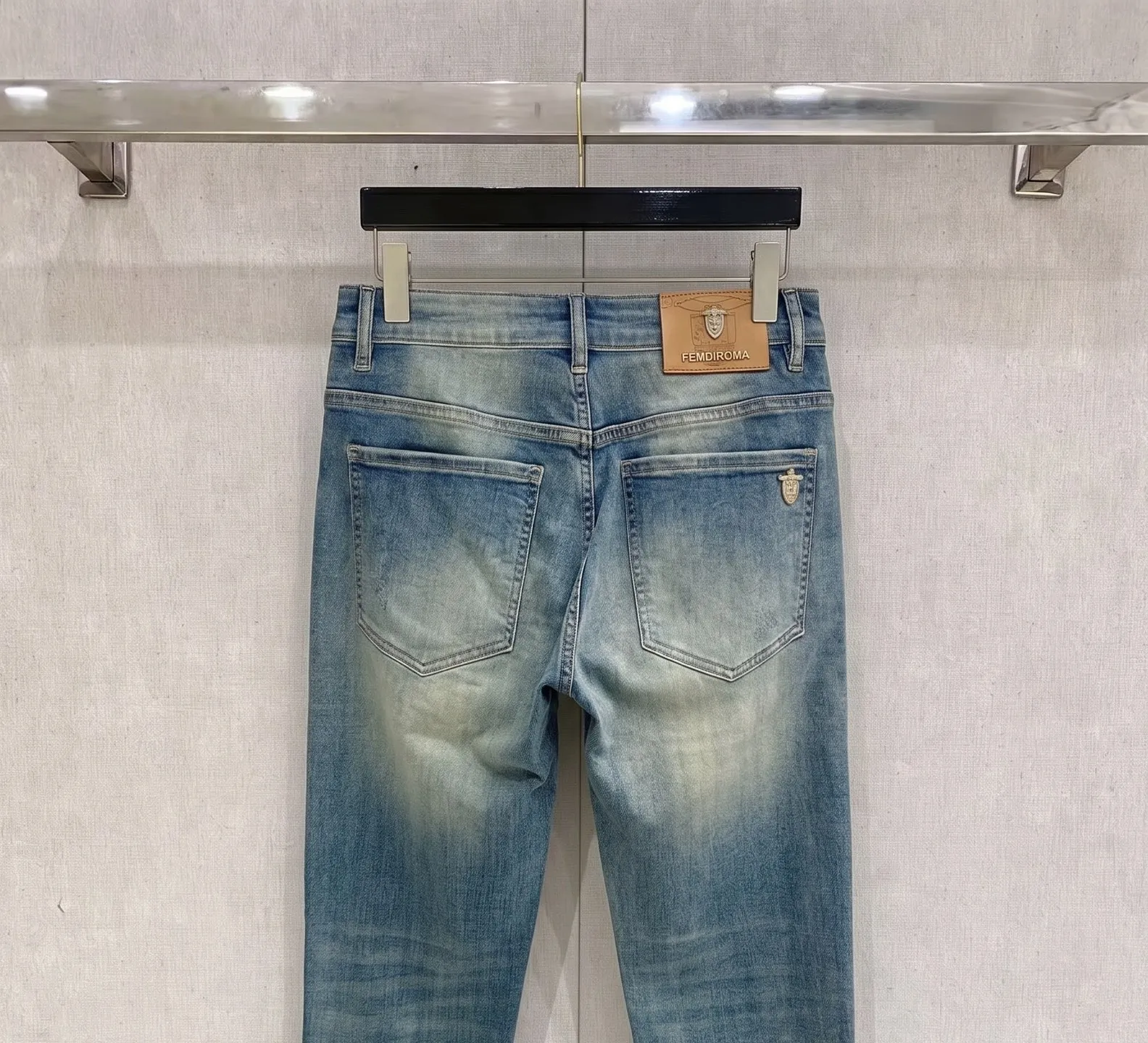 LP's latest 2036 spring and summer new casual jeans for men! Heavy duty washed jeans! Customized fabrics are softer and more comfortable than ordinary denim fabrics! Ultra-heavy industrial washing process and dual-process washing. The entire pair of pants has a comfortable hand feel, and the level of fineness and breathable effect are top-notch. All hardware brand logos are custom-made, and the materials are selected with the best attributes. A good pair of jeans, the focus is on the fabric! The elasticity of the fabric is very good and the comfort is great! The fabric density is very high! ! The imported texture is very powerful! The low-key design style is simple and elegant! 28-38 (no 37)
